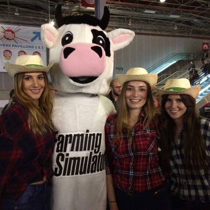 animatrices et une personne déguisée en vache au salon de l'agriculture pour farming Simulator sur PS4