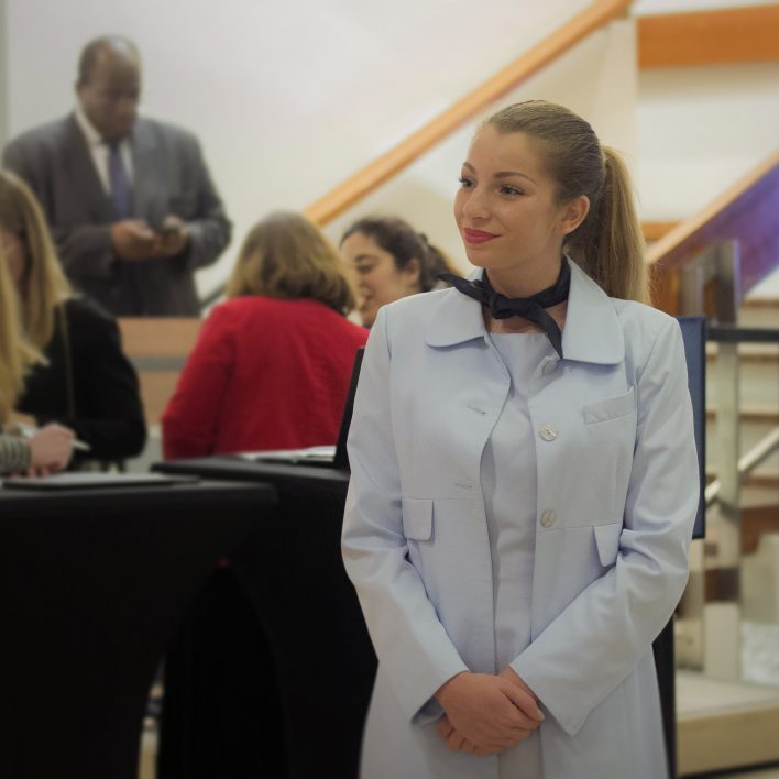 Hôtesse souriante KPMG